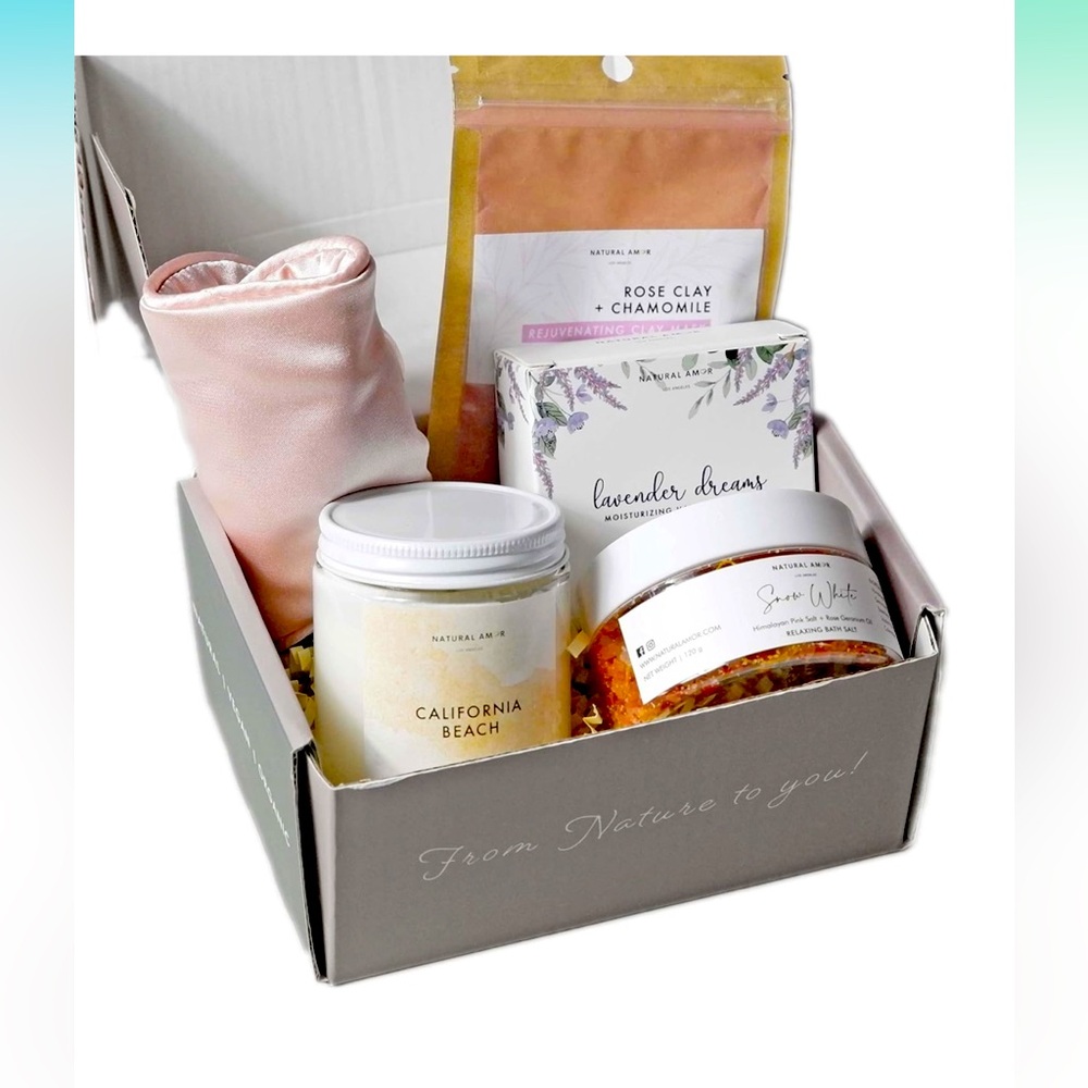 🌸Spa 5 piece gift set. Set includes soap, clay mask, bath salt, candle eye mask